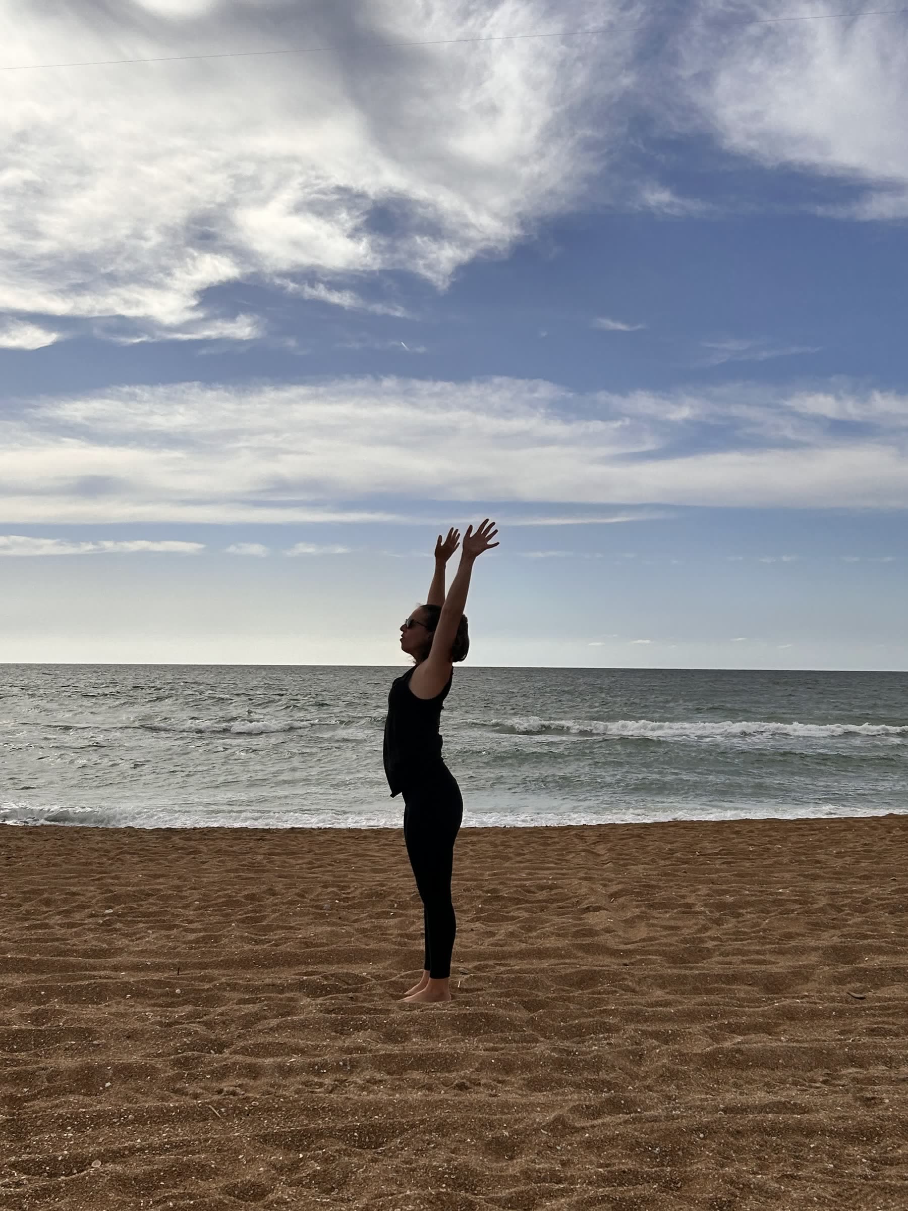 אורטל ביוגה על החוף — ידיים לשמיים / Ortal in yoga on the beach — arms to the sky